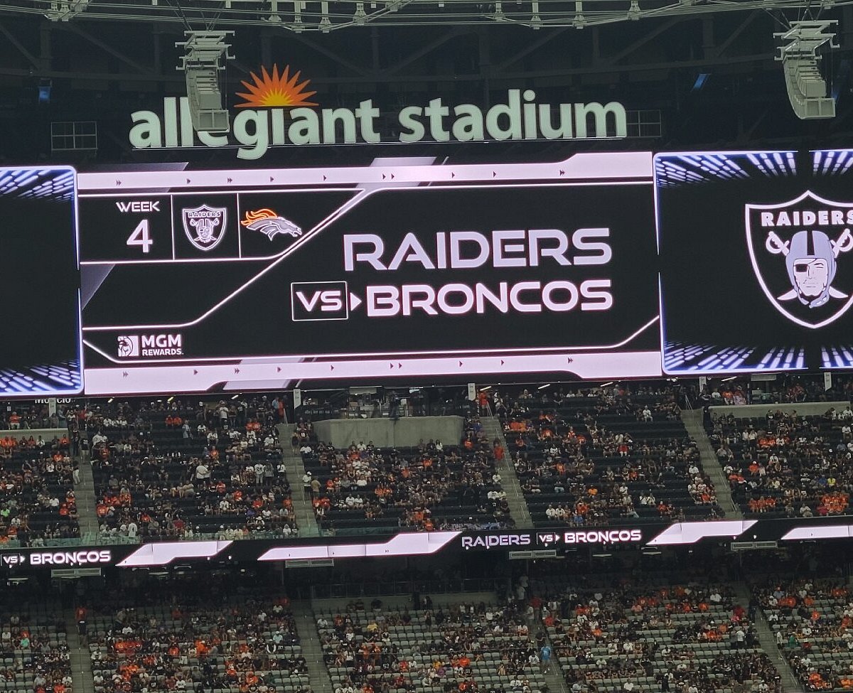 Las Vegas Raiders welcome fans to Allegiant Stadium in style, beat