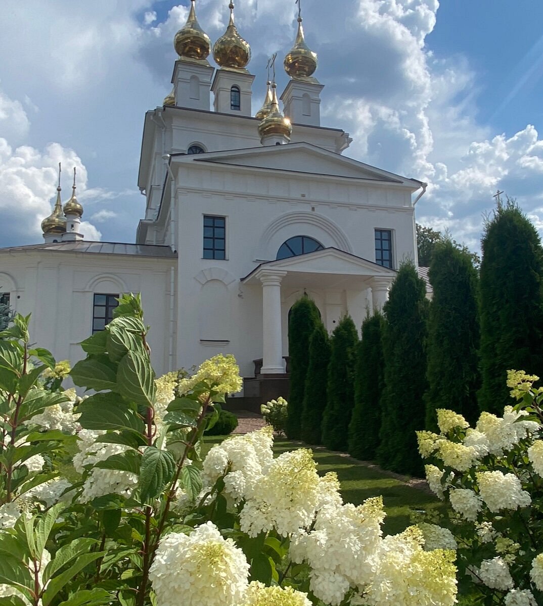 Успенский собор в Смоленске сирень