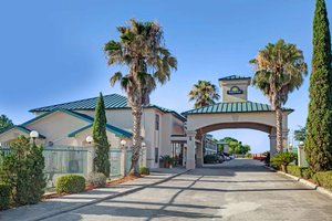Days Inn & Suites by Wyndham Houston North/Spring in Houston, image may contain: Villa, Housing, House, Outdoors
