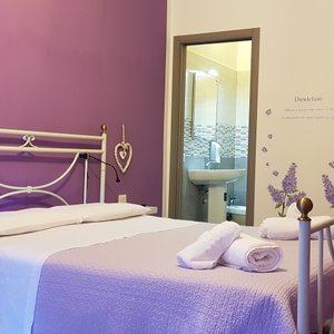 Camera lavanda con bagno in camera