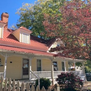 The Cottage, located next to the Storehouse and home to the Piano Room and Southern Comfort Room. 