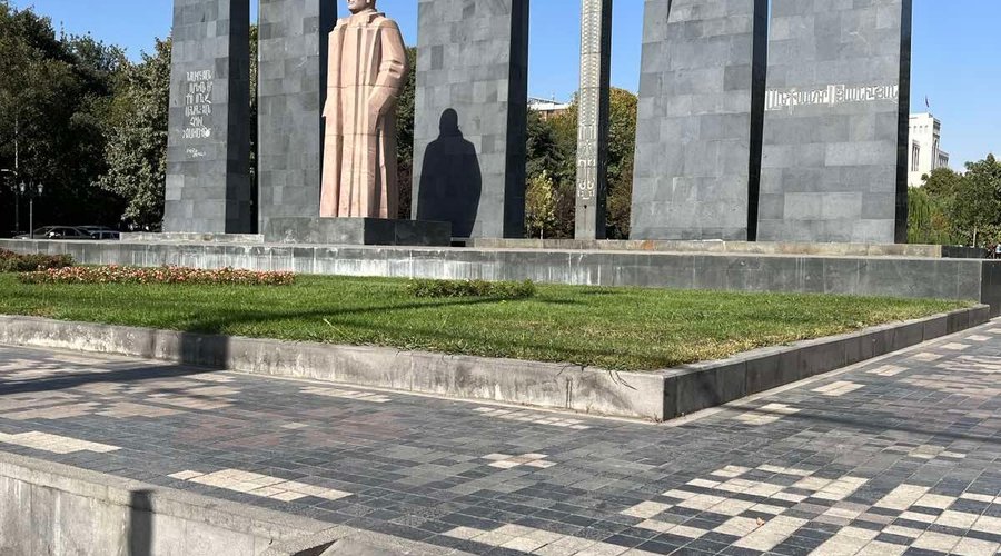 Памятник Александру Мясникяну