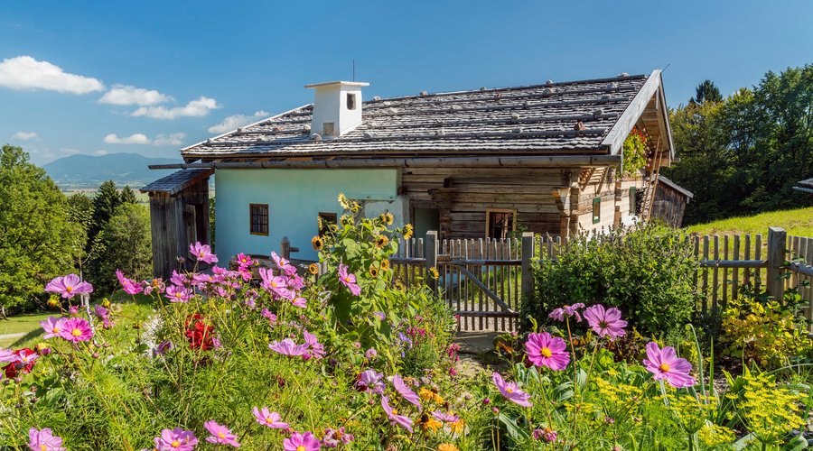 Das Wohnhaus vom Marosen-Lehen im Berchtesgadener Land ist über 430 Jahre alt. Es bildet zusammen mit einem Getreidekasten, einem Stallstadel und einer Hofmühle ein so genannten Berchtesgadener Zwiehof.