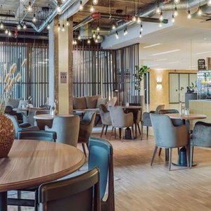 Cocktail lounge