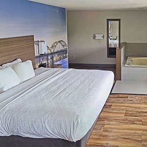 quad cities hotels with whirlpool suites