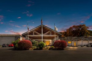 Best Western Mountain Lodge At Banner Elk in Banner Elk, image may contain: Hotel, Building, Car, City