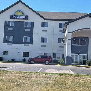 Days Inn by Wyndham Copperas Cove in Copperas Cove, image may contain: Hotel, Inn, Car, Office Building