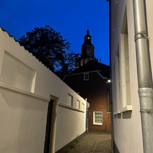 Zicht op de Walburgiskerk vanuit het Kerkstraatje.