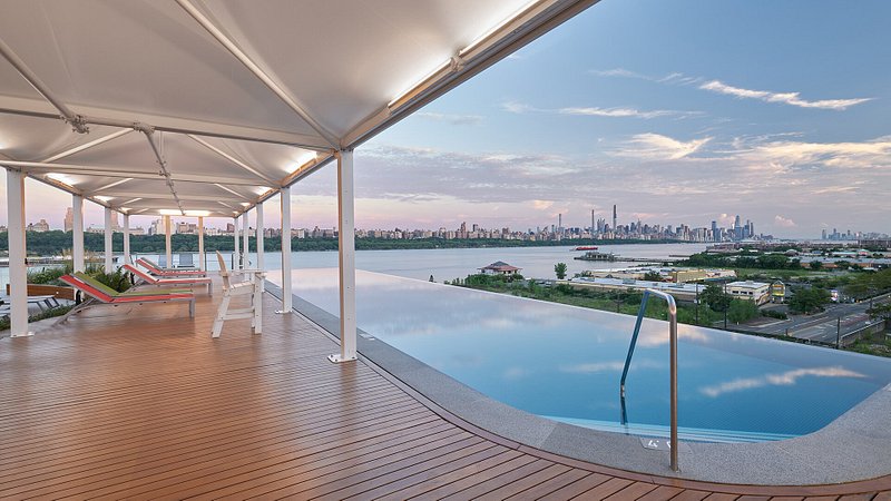 Infinity pool at SoJo Spa Club overlooking the Manhattan skyline