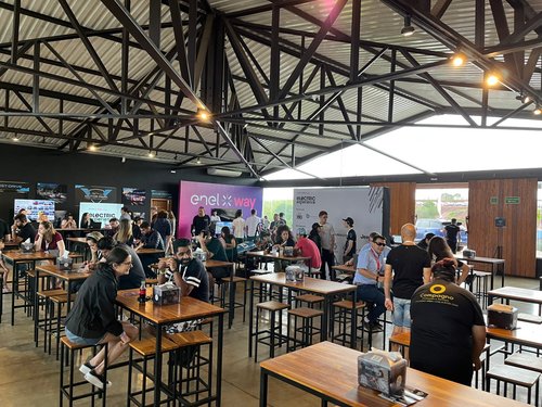 São Paulo para crianças - Gosta de automobilismo? Venha assistir uma corrida  de graça com as crianças no Autódromo de Interlagos