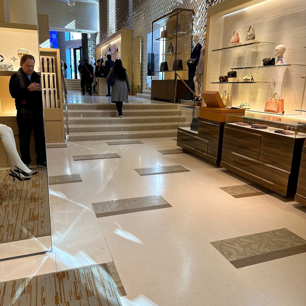Louis Vuitton Champs Elysées : la boutique métamorphosée