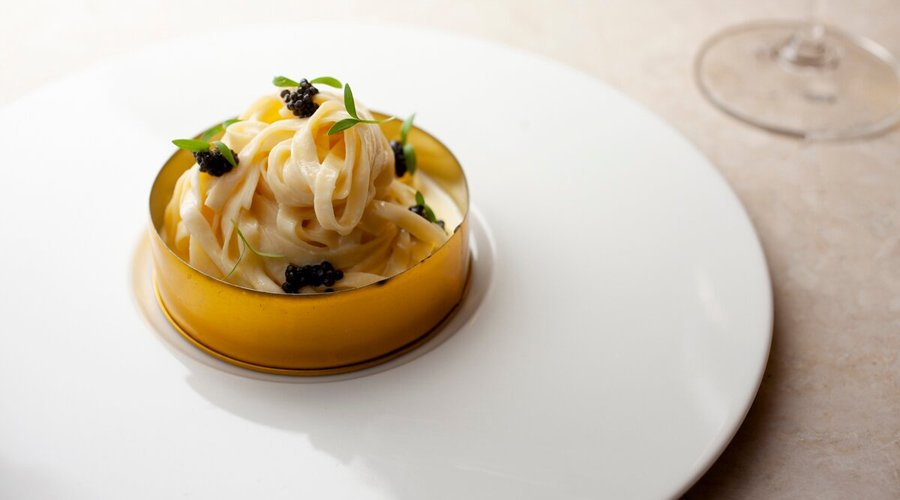 Linguine e Caviar, pasta al huevo, emulsión de mantequilla 
fumet y cinco gramos de caviar de esturión de oscietra 