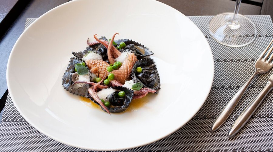 Agnolotti di sepia, pasta rellena de arvejas y queso 
mascarpone en salsa de chipirones, mantequilla, ajo y guisantes.