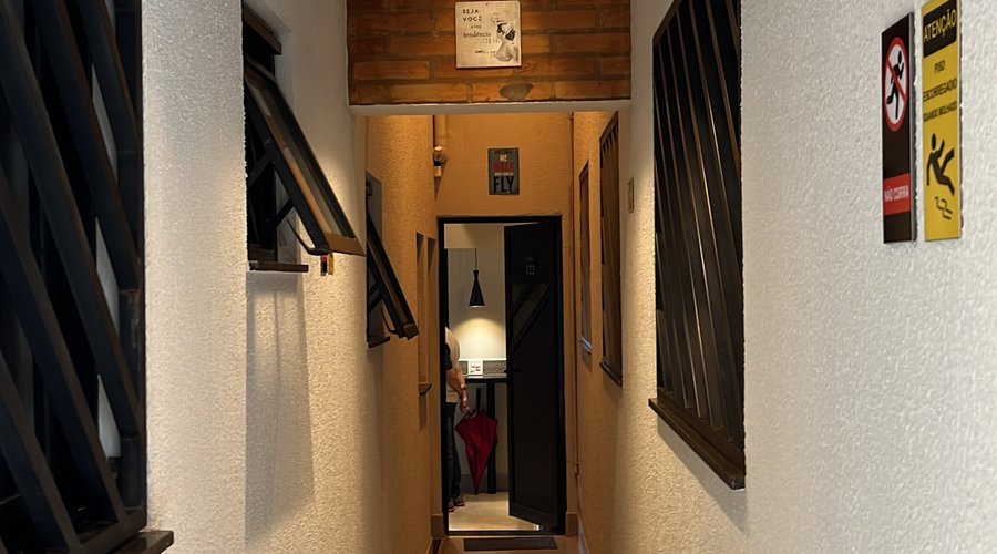 O corredor que levava ao quarto, limpo e iluminado.