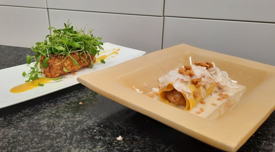 L incontournable croquette de macaronis au jambon de nos Ardennes.
Un cannelloni, ce un vol a vent, fourré d une mousseline de volaille, jus crémé, champignons de Paris râpés comme de la truffe et croustillants de pâte feuilletée.