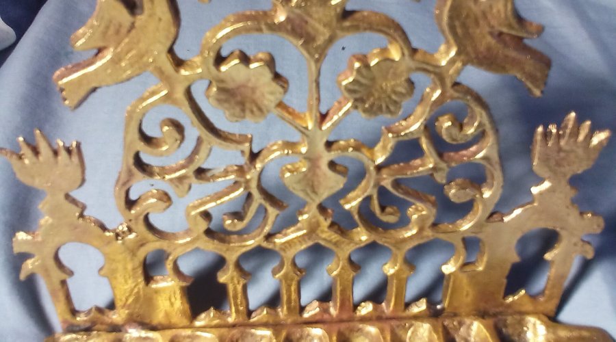 Es tu es un candelario judío antiguos es de bronce de los años 1800