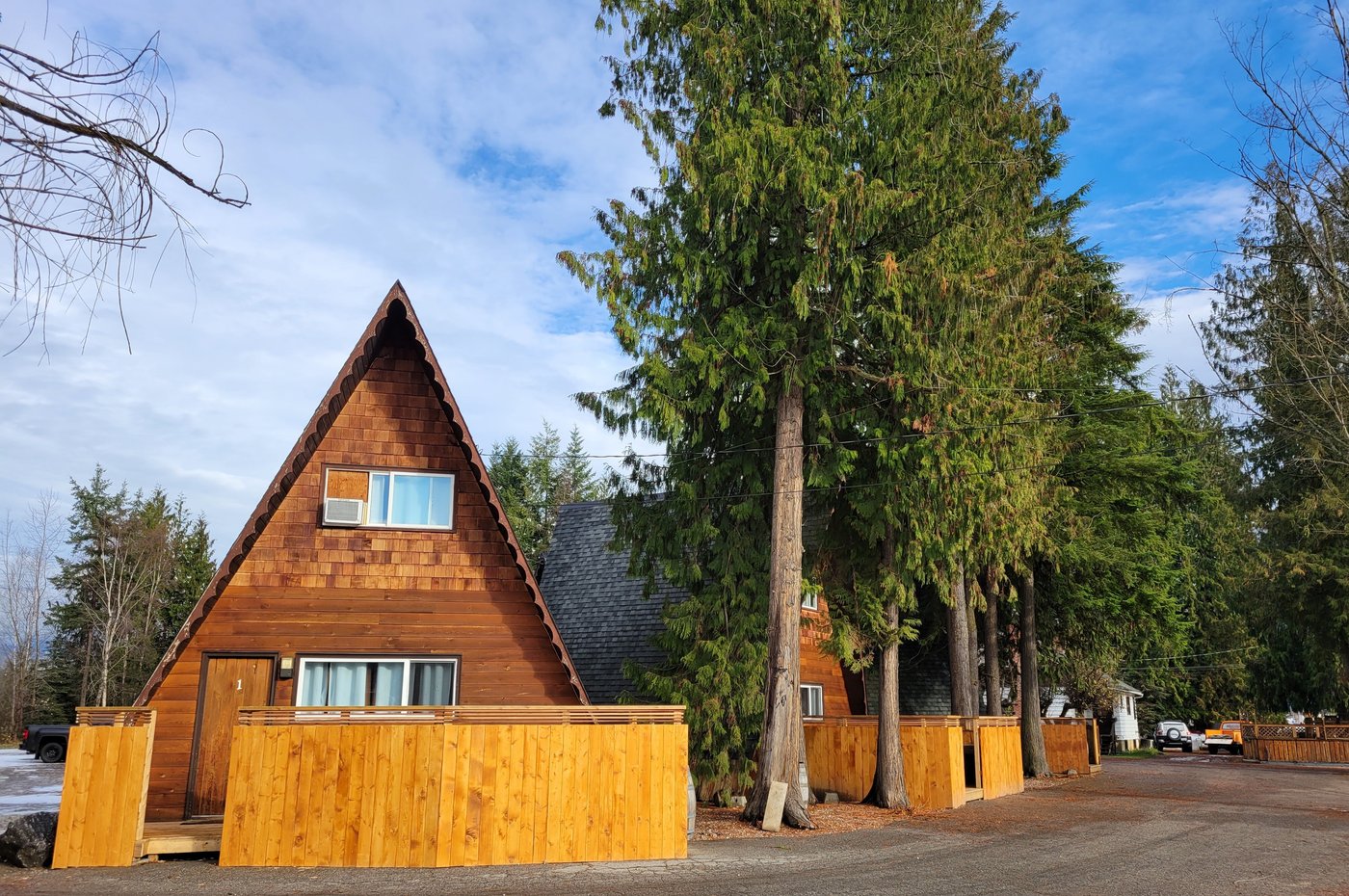 ALPINER HOLIDAY RESORT - Hotel Reviews (Sicamous, British Columbia)