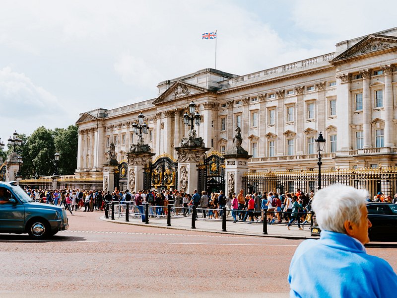 People walking to the entrance of Buckingham Palace