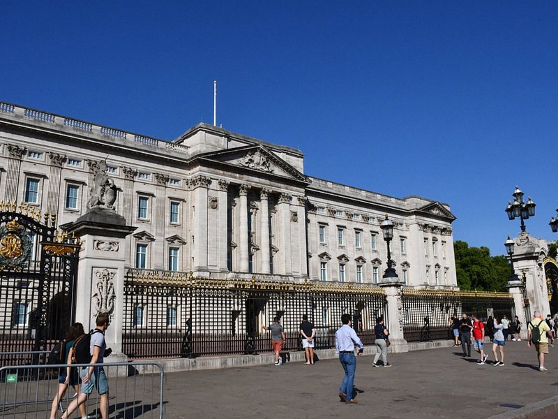 People strolling past Buckingham Palace