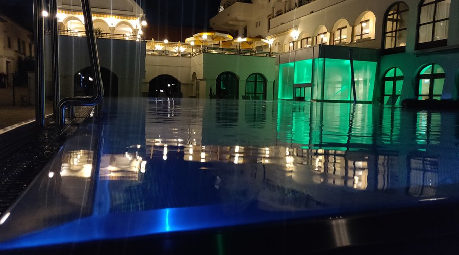 Outdoor-Infinity-Pool ca. 28°C