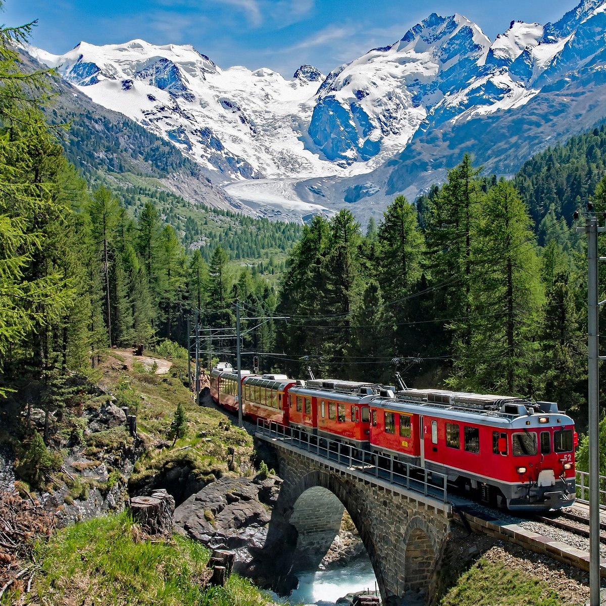 Похоже на швейцарию. Bernina Express. Швейцария поезд. Пассажирский поезд. Эустресс.