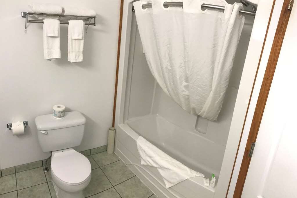 BAYMONT BY WYNDHAM HINTON 60 1 0 4 Updated 2023 Prices Hotel   Guest Room Bath 