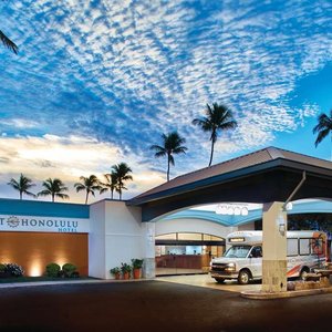 airport honolulu hotel exterior entrance