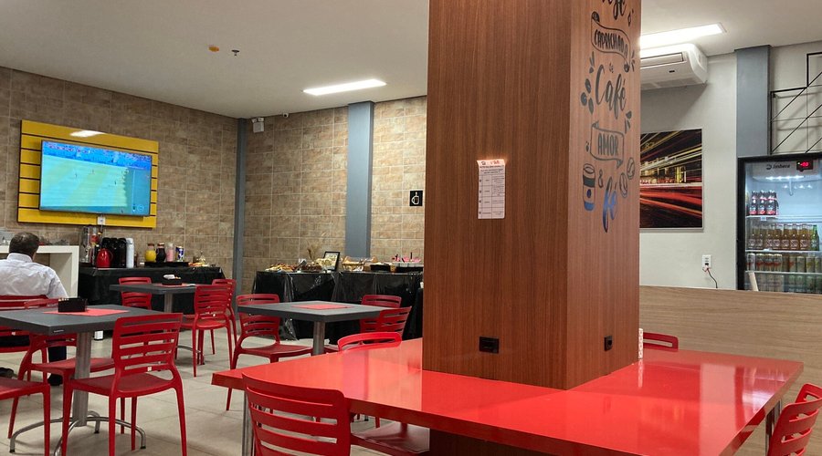 Hotel novo, quartos muito limpos, chuveiro muito bom! Café da manhã com ótima variedade, atendimento de primeira, gostei da localização e ótimo custo benefício! Acabei o encontrando por acaso, quando o hotel que sempre fico não tinha vagas, vale a pena!