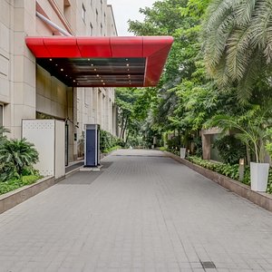 Red Fox Hotel, Delhi Airport in New Delhi, image may contain: Corner, Bed, Furniture, Monitor