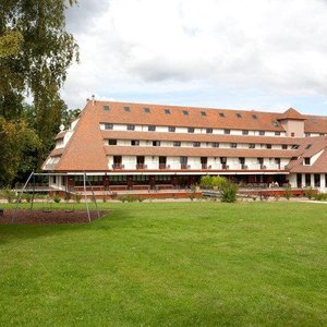 Best Western Plus Hôtel L'Oree Paris Sud in Saulx-les-Chartreux, image may contain: Grass, Hotel, Resort, Lawn