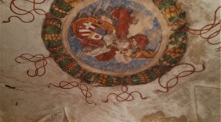 Il soffitto affrescato di una sala del museo
