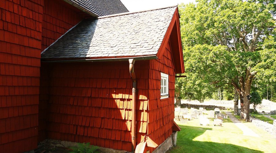 Kirke fra 1730, kledd i rødfarget spon.