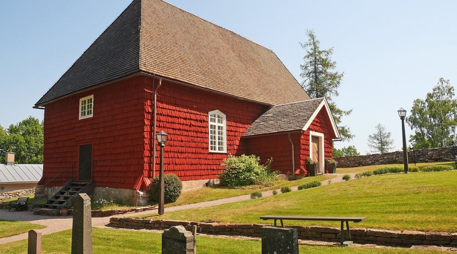 Kirke fra 1730, kledd i rødfarget spon.