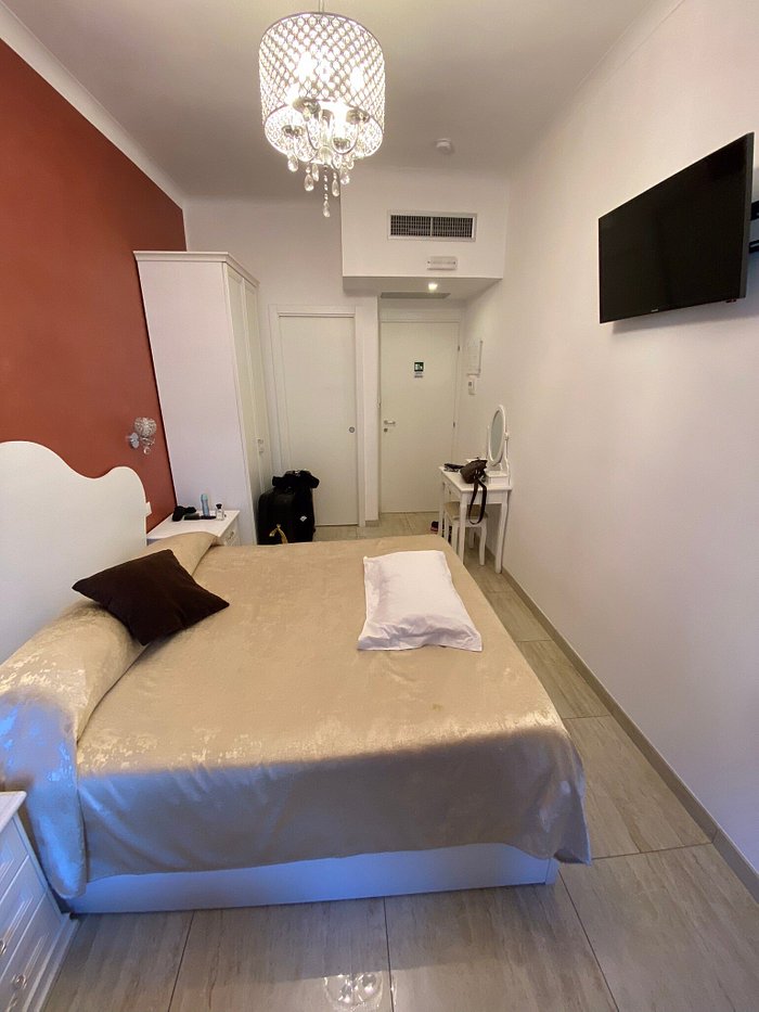 Mini frigo in camera - Picture of Caroline Rooms Rome - Tripadvisor