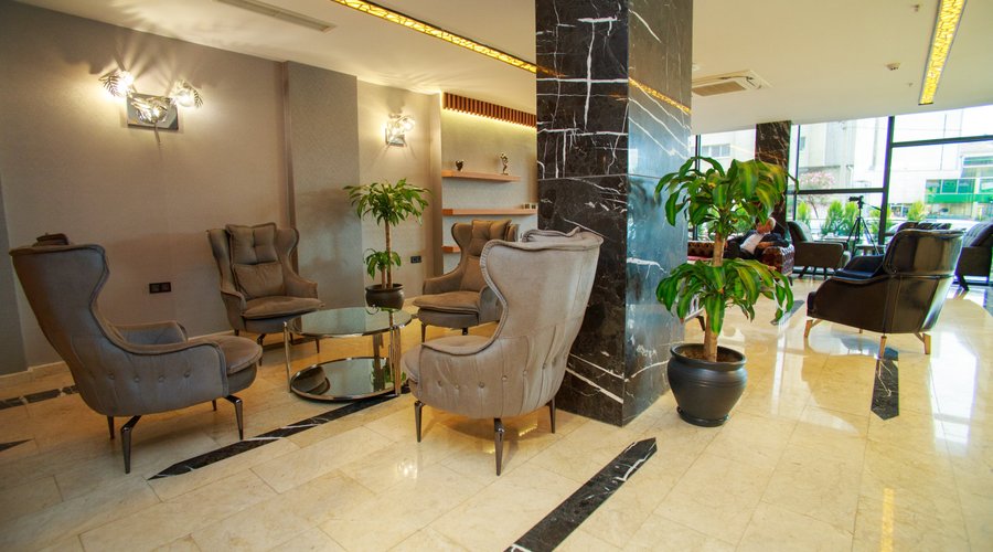 MITTE PORT HOTEL olarak sizleri aramızda görmekten büyük mutluluk ve heyecan duyuyoruz.
İzmir'in en güzel semtlerinden Konak'ta 91 odalı ve on dört katlı bölgenin en yüksek binasında tüm konforuyla sizi bekleyen bir eviniz var. Birbirinden farklı lüks oda seçenekleri, Spa, Sauna, Fitness salonu, Toplantı odası, Restaurant gibi imkanlarıyla size evinizdeki konforu yaşatacak olan Mitte Port Otel'in ayrıcalıklı fiyat avantajlarından faydalanmanızı istedik.
Konforu ve modern tasarımı bir arada hisse