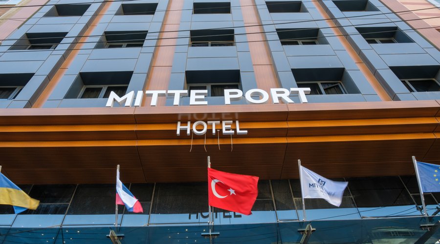 MITTE PORT HOTEL olarak sizleri aramızda görmekten büyük mutluluk ve heyecan duyuyoruz.
İzmir'in en güzel semtlerinden Konak'ta 91 odalı ve on dört katlı bölgenin en yüksek binasında tüm konforuyla sizi bekleyen bir eviniz var. Birbirinden farklı lüks oda seçenekleri, Spa, Sauna, Fitness salonu, Toplantı odası, Restaurant gibi imkanlarıyla size evinizdeki konforu yaşatacak olan Mitte Port Otel'in ayrıcalıklı fiyat avantajlarından faydalanmanızı istedik.
Konforu ve modern tasarımı bir arada hisse
