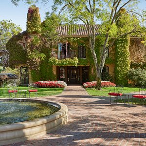 With climbing vines, an intimate and charming two-story guest accommodation at Vintners Resort overlooks the beautiful garden courtyard and fountain.
