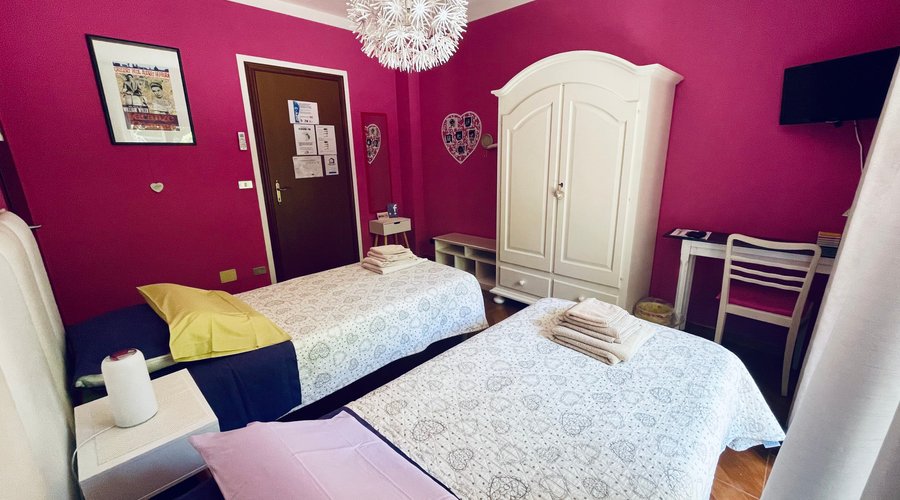 Camera lampone in versione 2 letti singoli. Wi-Fi, bagno pravo, tv, condizionatore.