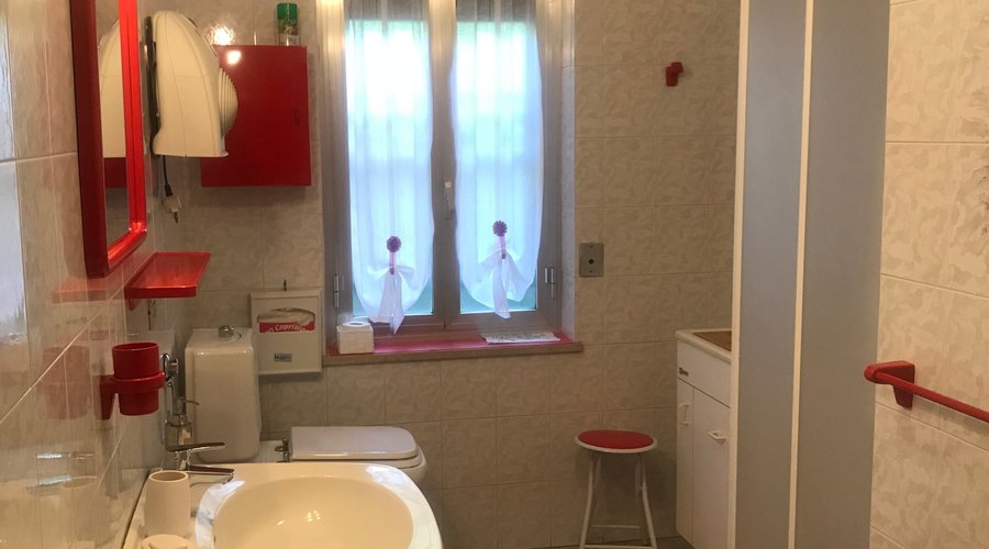 Bagno privato camera lampone