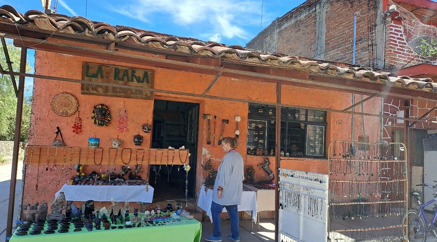Tienda de artesanías.  Un poco más económico que en la.zona arqueológica