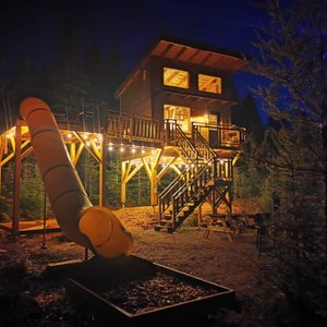 Hauts Refuges la nuit, c'est féerique ! 
La Canopée est grandiose, de la mezzanine vous aurez une  vue magnifique sur la montagne. Le refuge est suffisamment grand pour y accueillir une grande famille. Petits et grands venez essayer nos glissades !