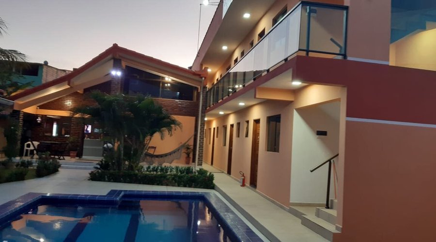 Área de lazer com piscina.