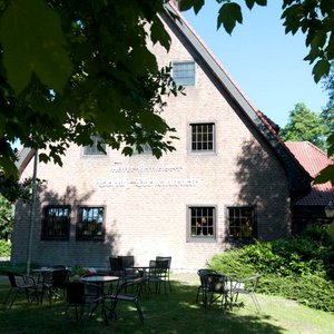 Blick auf das Hotel und Café direkt am See