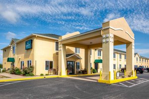 Quality Inn and Suites in Brandenburg, image may contain: Hotel, Building, Suburb, Inn