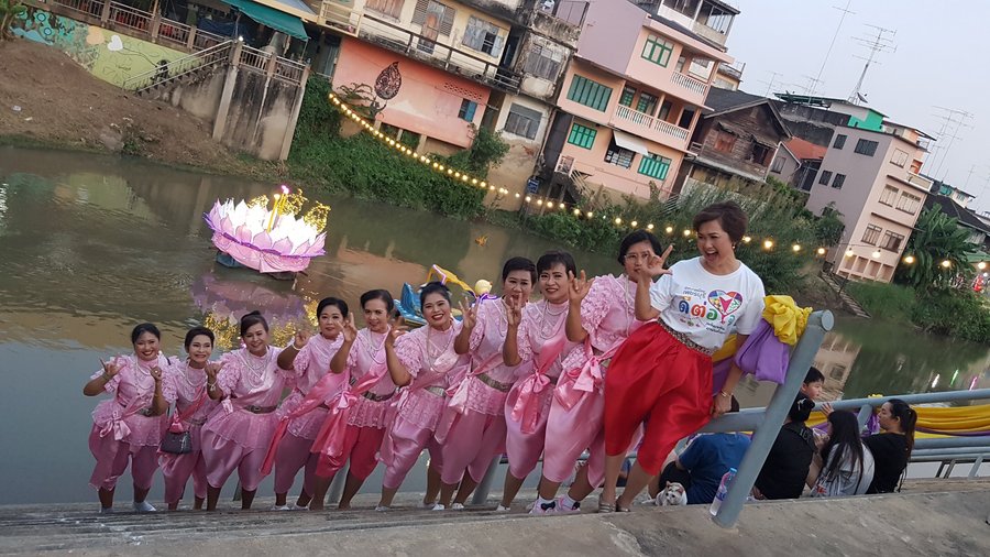 Friendly locals at Loy Krathong