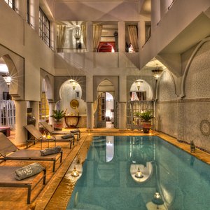 Riad Shemsi vous accueille dans son cadre reliant le concept traditionnel, le luxe et le confort. 