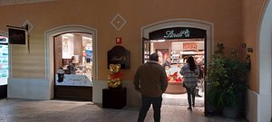 La Roca Village – Outlet Mall Review