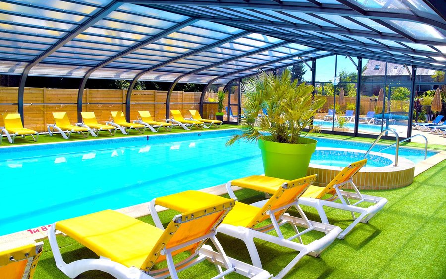 La piscine couverte et le bain à remous