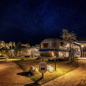 コンフォートRV（キャンピングトレーラー）からの夜空。