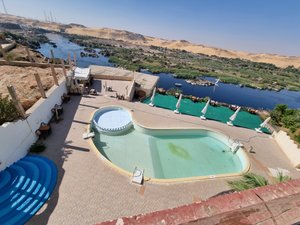 حمام السباحة والشاطئ